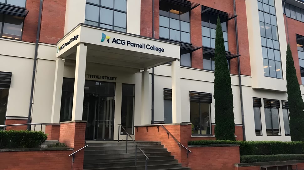 El edificio de ladrillo de varios pisos con grandes ventanas muestra la entrada del ACG Parnell College.