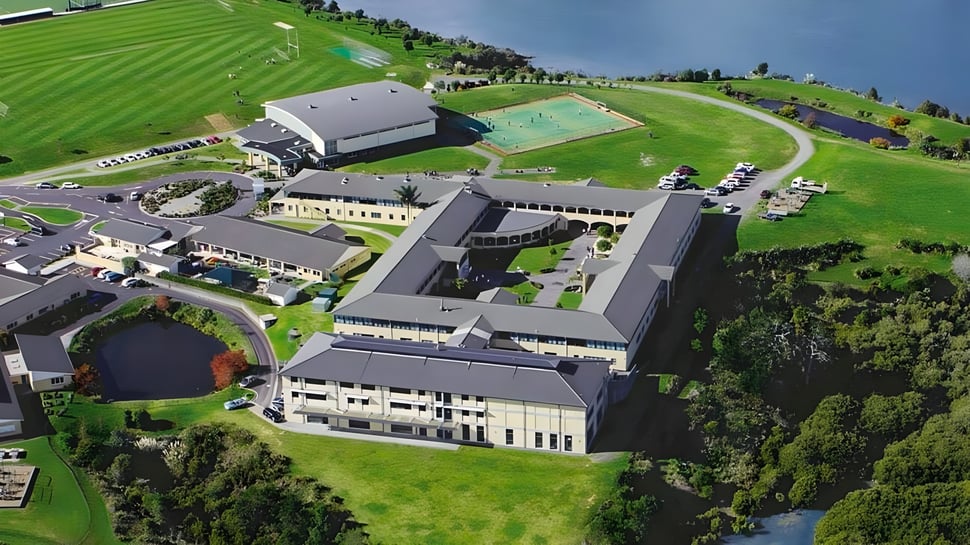 El gran edificio escolar de ACG Strathallan está rodeado de campos verdes y cuerpos de agua.