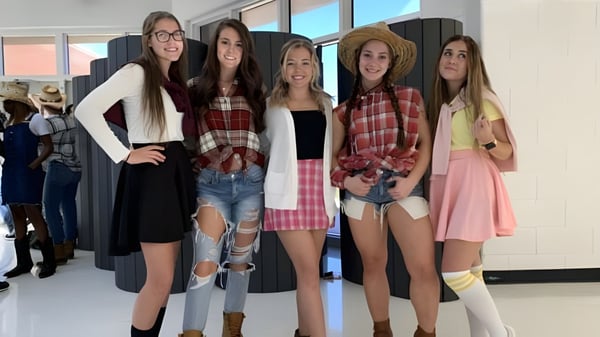 Un grupo de alumnas está juntas en una sala de ventas en el campus del Aden Bowman Collegiate.