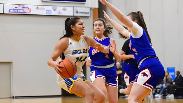 Alumnos de la Alexander Academy juegan durante un partido de baloncesto en el patio de la escuela.