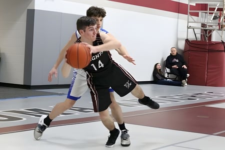 Dos estudiantes juegan baloncesto en la cancha de la Algoma Christian High School.