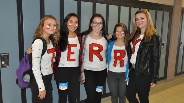 Cinco estudiantes de la All Saints Catholic Secondary School están juntas en el edificio escolar con camisetas idénticas de TERROR.