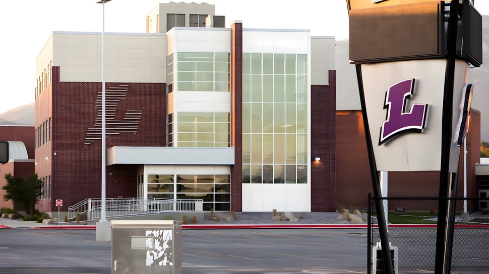 Un moderno edificio de varios pisos con arquitectura llamativa en el terreno del Alpine School District.