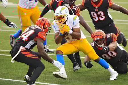 Estudiantes del Antelope Valley Union High School District se pueden ver en un partido de fútbol americano durante un tackle en el campo.