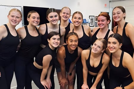 Un grupo de estudiantes de la Arcadia High School posan en un estudio de danza con ropa de baile negra.