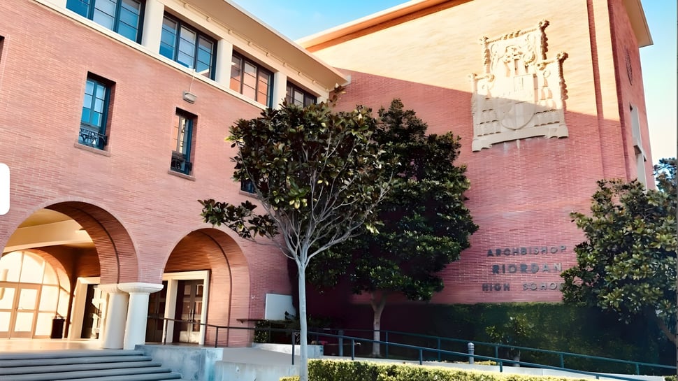 El edificio de color rosa con entradas en forma de arco se encuentra en el terreno de la Archbishop Riordan High School.