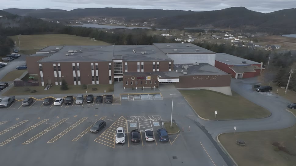 El gran edificio comercial con estacionamiento frente a un paisaje montañoso en el terreno de la Ascension Collegiate.