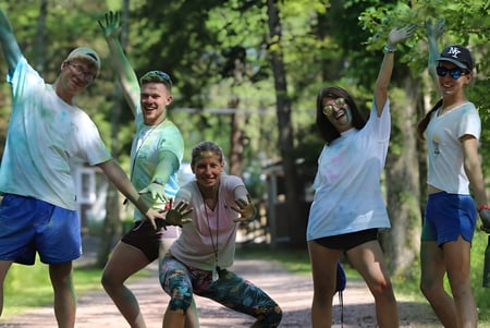Un grupo de estudiantes del Athlone Community College camina juntos en un área exterior verde.