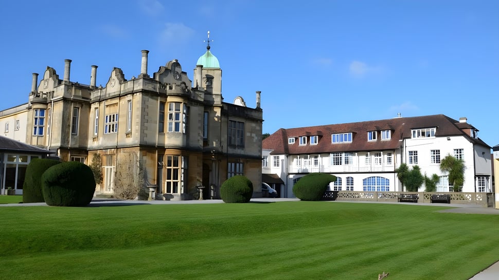 El impresionante edificio en forma de castillo con techo de cúpula verde se encuentra en el terreno de la Badminton School.