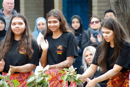Un grupo de estudiantes de la Balga Senior High School está al aire libre frente a edificios coloridos.