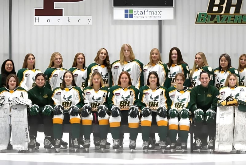Un grupo de estudiantes de Balmoral Hall High School posan en su uniforme de hockey en una pista de hielo.