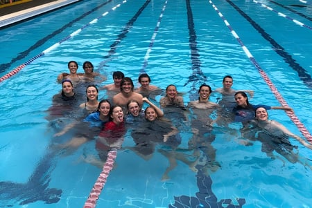 Estudiantes de Barrenjoey High School nadan juntos en la gran piscina cubierta con carriles de agua clara.