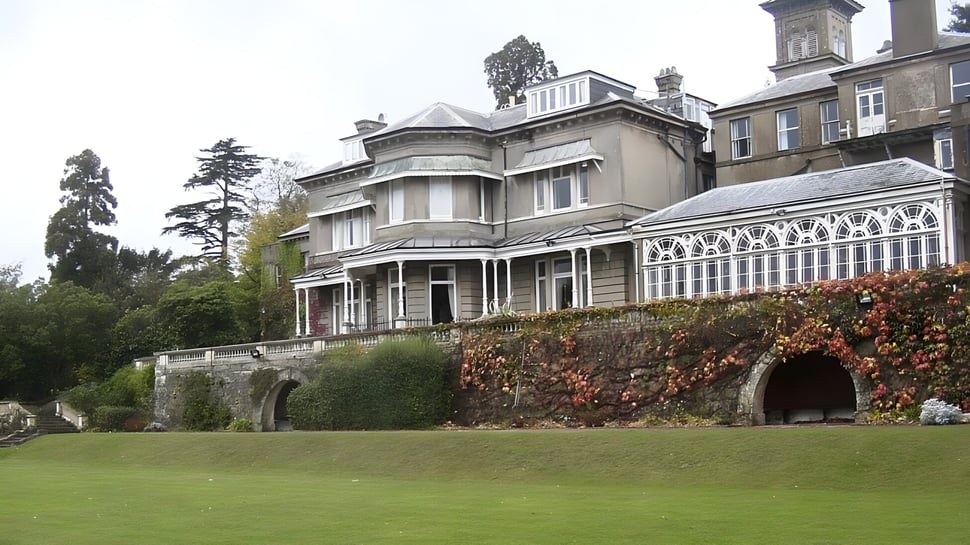 La histórica villa en el terreno de la Beechwood Sacred Heart School está rodeada de praderas verdes y una cerca de hierro forjado.