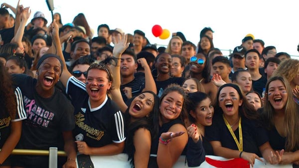Un gran grupo de estudiantes de la Bishop Alemany High School se reúne animadamente en un evento.