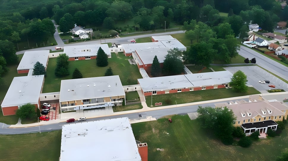 El extenso campus de la Bishop Carroll High School está rodeado de paisajes verdes y una carretera sinuosa.