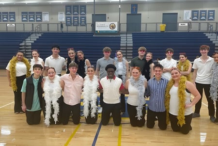 Un grupo de estudiantes de la Bishop Heelan Catholic High School está reunido en el gimnasio.