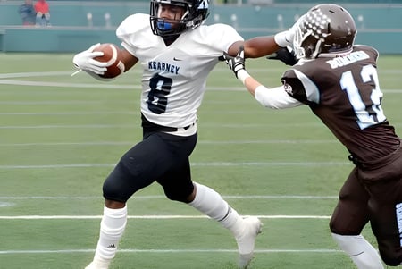 Dos jugadores de fútbol americano se pueden ver durante un partido en el campo de la Bishop Kearney High School.