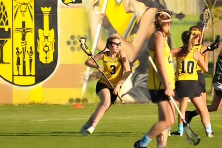 Atletas femeninas juegan un partido de hockey sobre campo en el campo de la Bishop Kelly High School.