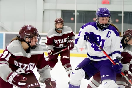 Estudiantes juegan un partido de hockey sobre hielo en el gimnasio de Bishop’s College School.
