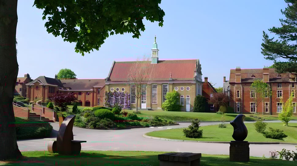 El jardín con camino sinuoso frente al edificio histórico del Bishop’s Stortford College está bien cuidado.