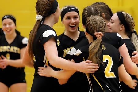 Las estudiantes de la Blenheim District High School celebran juntas en la cancha de baloncesto.