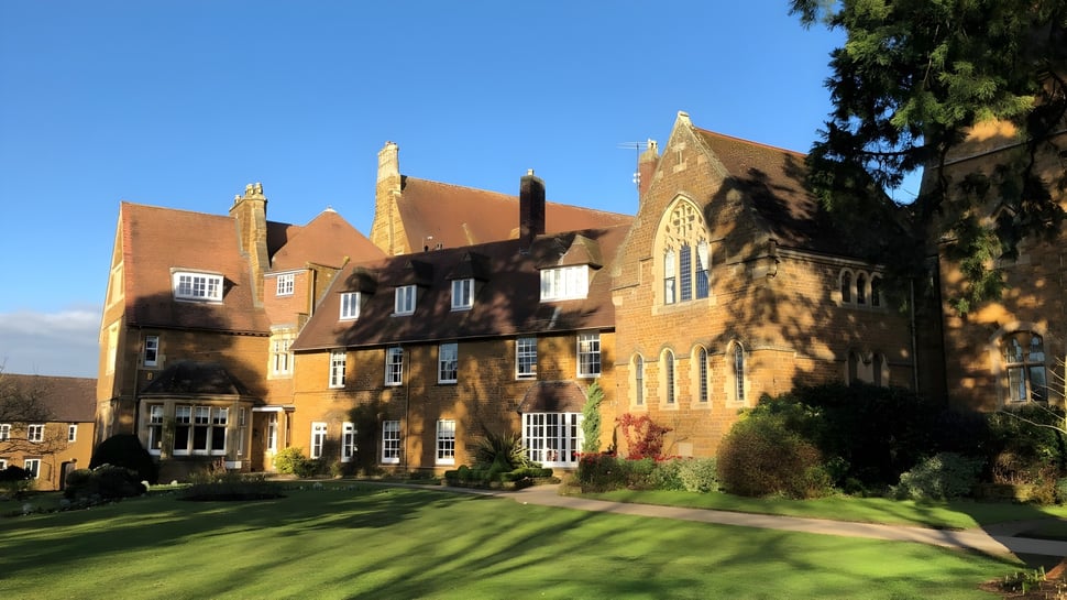 La casa Tudor en el terreno de la Bloxham School está rodeada de áreas verdes y árboles.