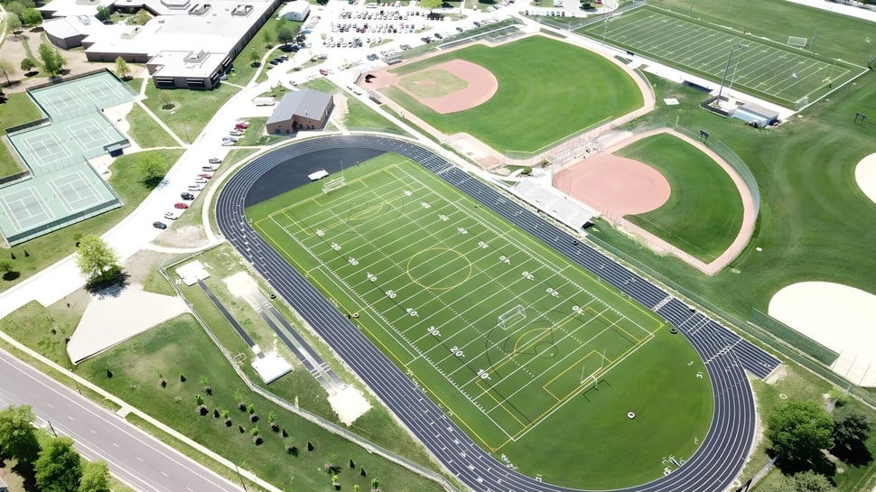 Vista aérea de la instalación deportiva con campo de fútbol y campos de béisbol en el Blue Valley School District.