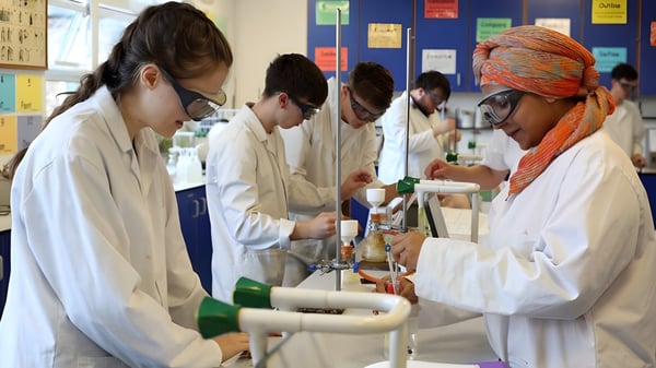 Estudiantes de Bodmin College realizan juntos un experimento científico en el laboratorio.