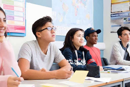 Un grupo de estudiantes aprende juntos en el aula del Bosworth Independent College.