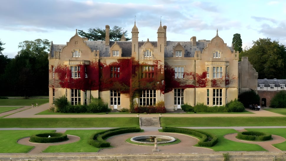 El edificio del castillo de la Bredon School se encuentra majestuosamente en un jardín cuidado con un camino redondo y setos.