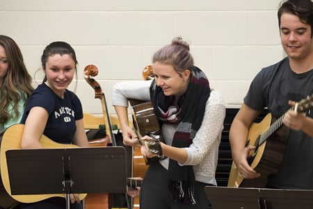 Un grupo de estudiantes del Breifne College toca la guitarra juntos en la clase de música.