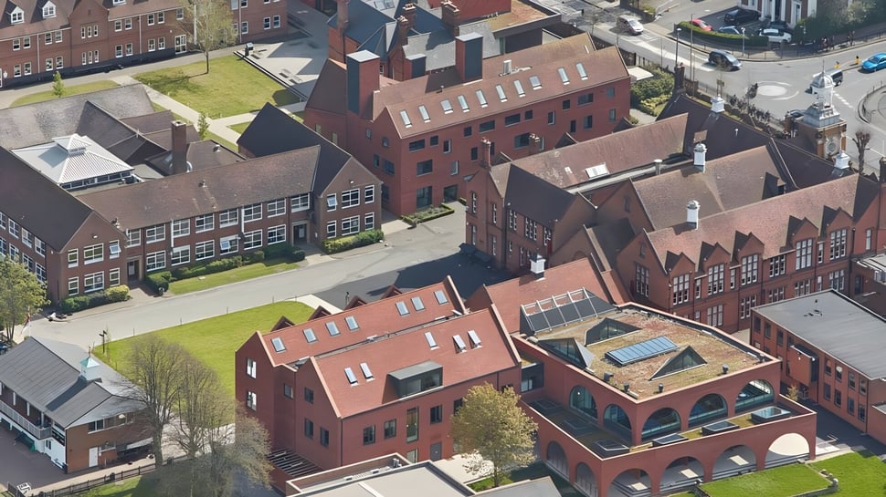 Vista de la densa ciudad con edificios de ladrillo y áreas verdes cerca de la Brentwood School.