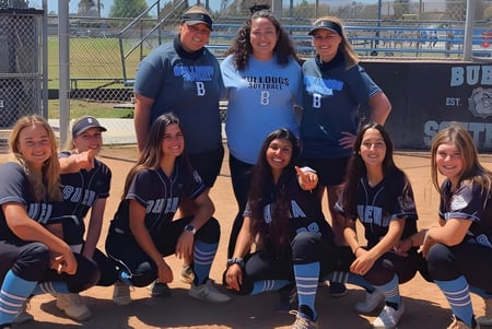 Un grupo de jóvenes estudiantes de la Buena High School posan juntas en el campo de béisbol.