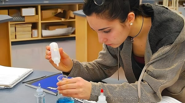 Un estudiante de la Byrne Creek School se concentra en un pequeño objeto en sus manos en el aula.