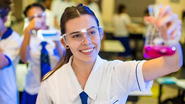 Una estudiante de la Cairns State High School se toma un selfie en una habitación colorida.