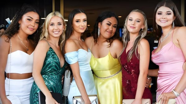 Un grupo de jóvenes estudiantes de Caloundra State High School posan en un evento festivo.