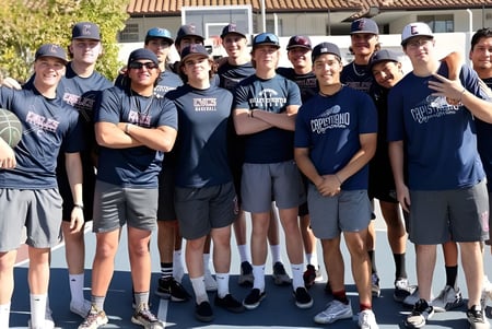 Un grupo de jóvenes atletas está en la cancha de baloncesto en el campus de la Capistrano Valley Christian School.