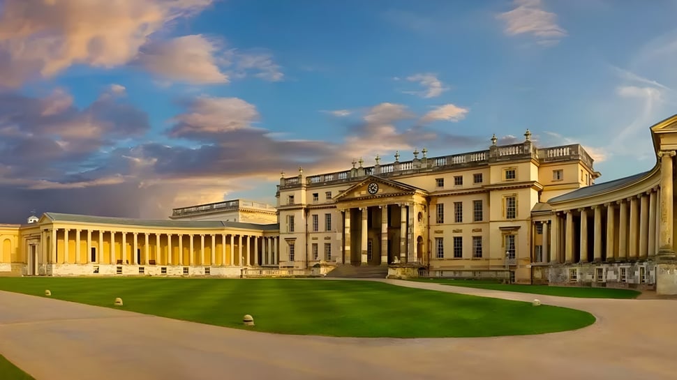 El magnífico edificio con la fachada de columnas en el campus del Carfax College se encuentra bajo un cielo nublado.