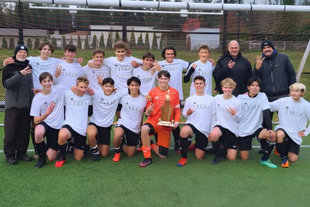 Un grupo de jóvenes futbolistas de la Carihi Secondary School posan juntos en el campo.
