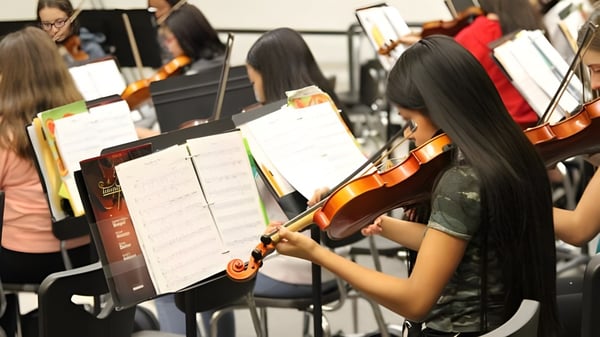 Un grupo de alumnas toca instrumentos musicales en la clase de música de la Carrick on Shannon Community School.