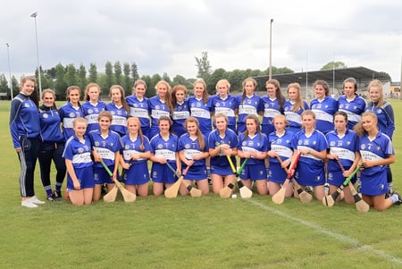 Un grupo de jóvenes futbolistas en camisetas azules en el campo del Castlepollard Community College.