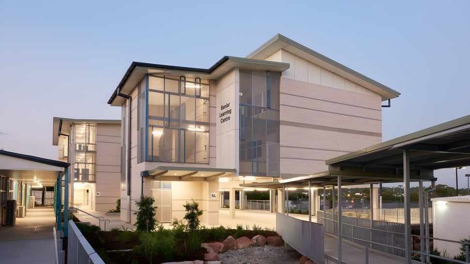 El moderno edificio principal con fachada de vidrio y área de entrada cubierta en el campus de la C.B.S. Roscommon.