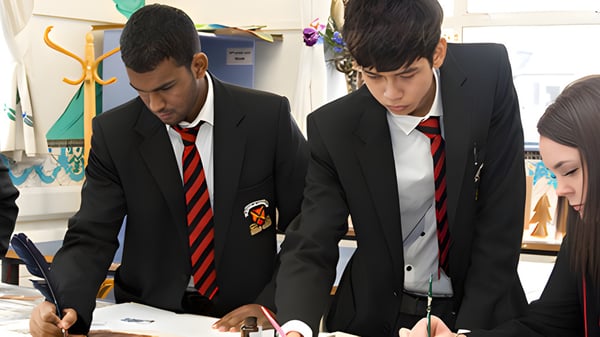 Dos alumnos en uniforme escolar están en un aula en el campus de CBS Westland Row.