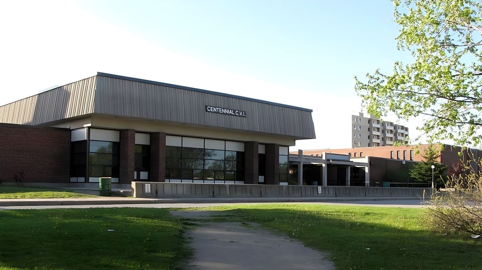 El moderno edificio de varios pisos con la inscripción Centennial Hall en el campus del Centennial Collegiate Vocational Institute.