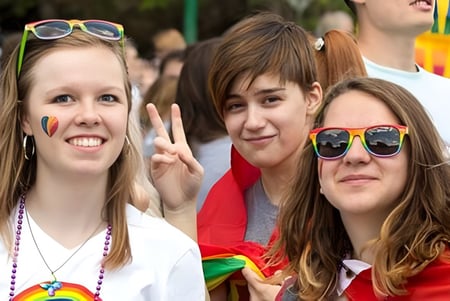 Estudiantes del Centennial Collegiate celebran juntos en un evento animado con coloridos gafas de sol.
