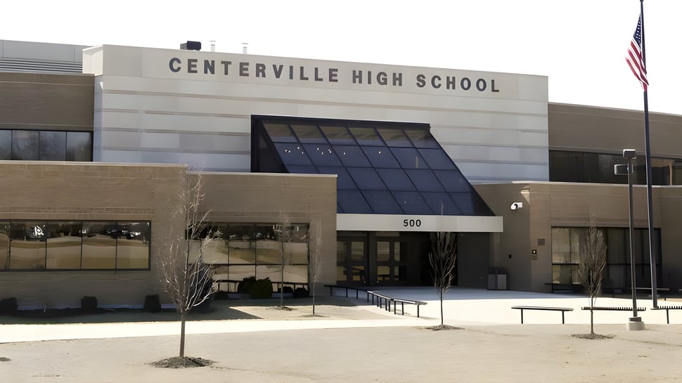 El moderno edificio principal de la Centerville Senior High School con la bandera americana visible.