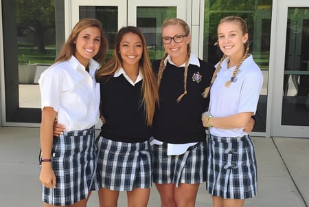 Cuatro estudiantes están juntos frente al edificio de la Central Catholic Jr.-Sr. High School.