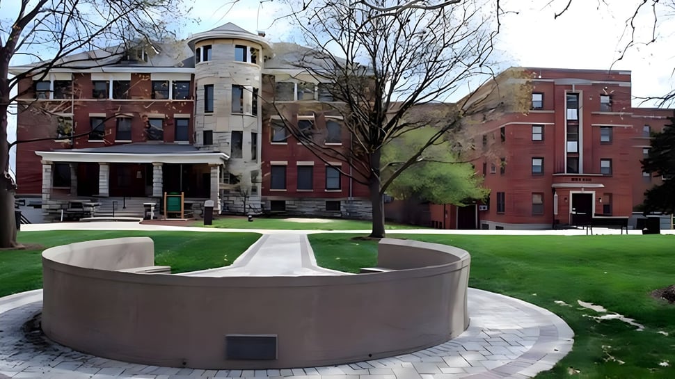 La fuente redonda en el campus de la Central Methodist University está rodeada de edificios de ladrillo y árboles.