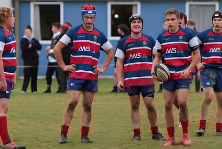 Estudiantes del Central Southland College están en uniforme de rugby en el campo deportivo frente a un edificio.