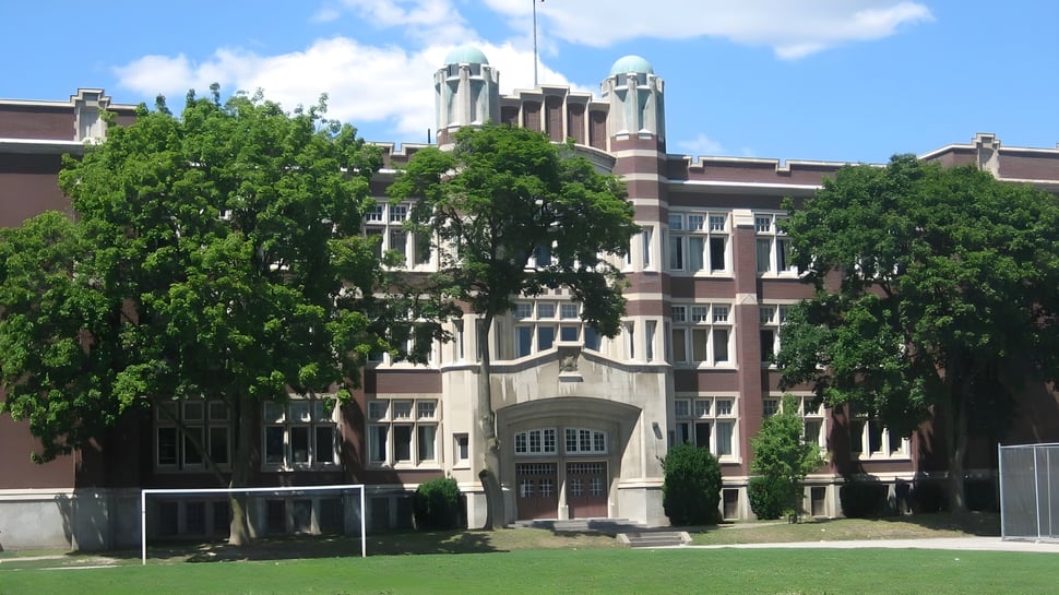 El magnífico edificio de la Central Toronto Academy está rodeado de áreas verdes y una zona de césped.